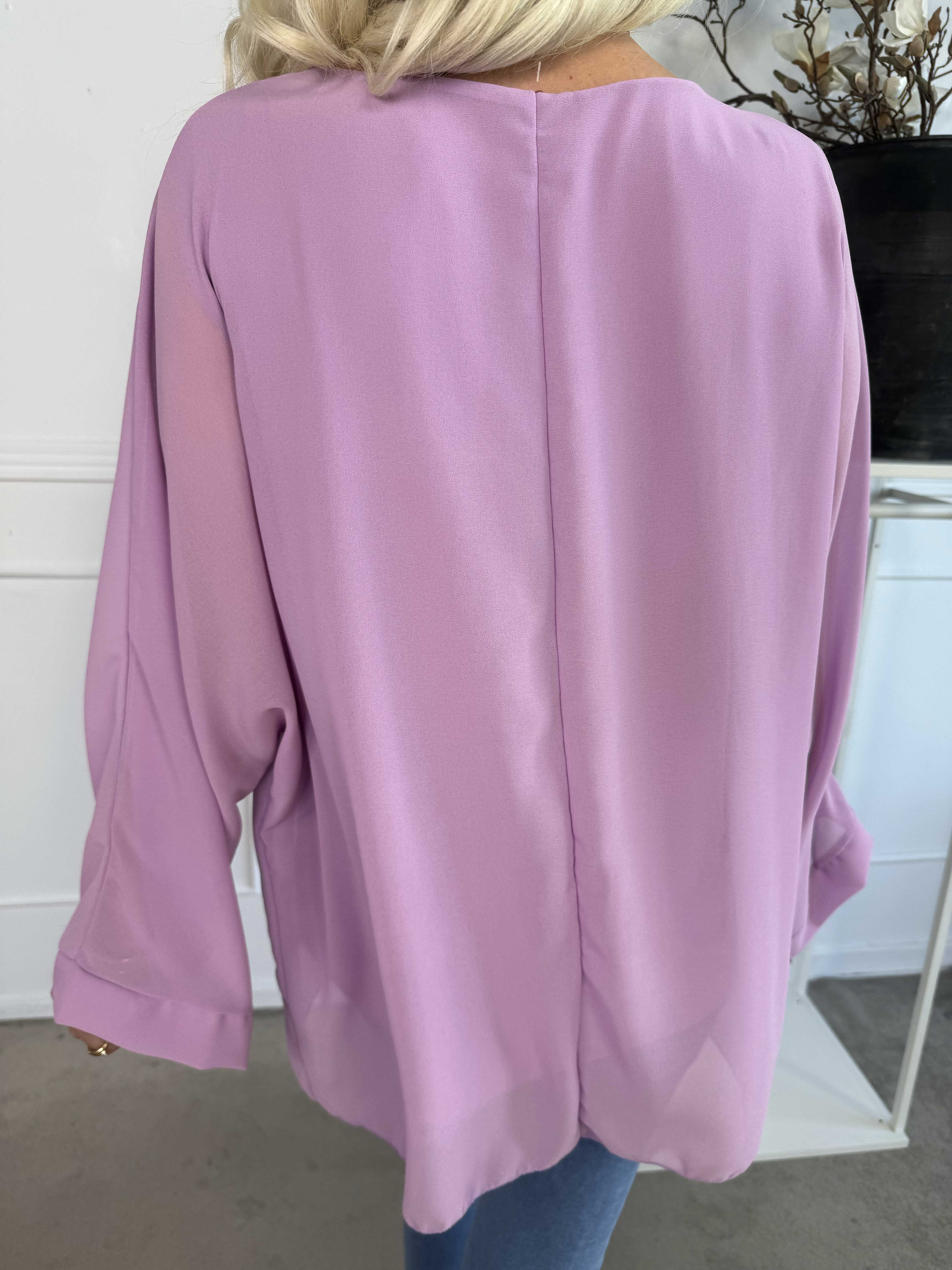 Flores - Tunika med chiffonglager och halvgenomskinliga ärmar